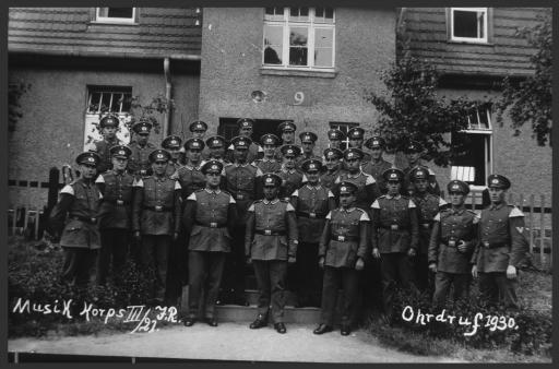 [Konrad Hauenstein, Pittersdorf, mit Militärkapelle in Ohrdruf 1930]