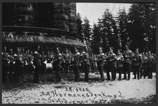 [3. Musikkorps des 21. Bayerischen Infanterie-Regiments mit Konrad Hauenstein im Teutoburger Wald bei Detmold, 03.08.1927]