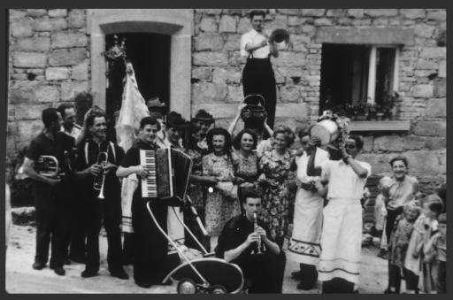 [Kapelle Bauer aus Weidenberg bei Kirchweih in Fischbach um 1950]