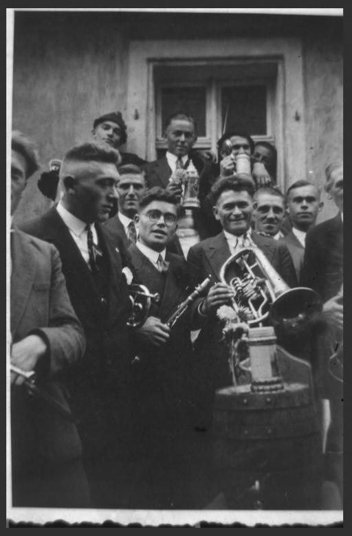 [Kapelle Fraunholz, Kirchweihmusik in Speichersdorf vor Gasthaus Imhof um 1932]