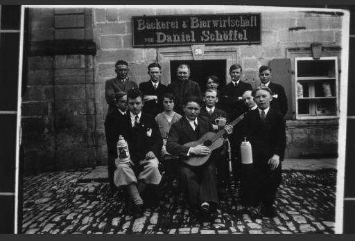 [Wandergruppe vor dem Wirtshaus von Hans Schöffels Großvater, Weidenberg]