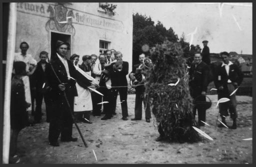 [Kapelle Niegel, Sachsendorf, 1946, Trompeter im dunklen Anzug: Georg Niegel]