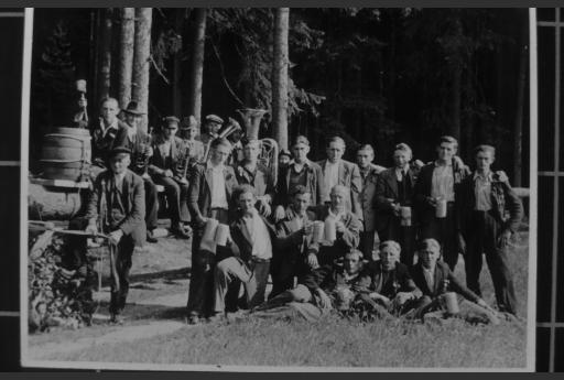 [Kapelle Hahn, Weißendorf, in Kottensdort 1930 beim Kirchweihbaumholen]