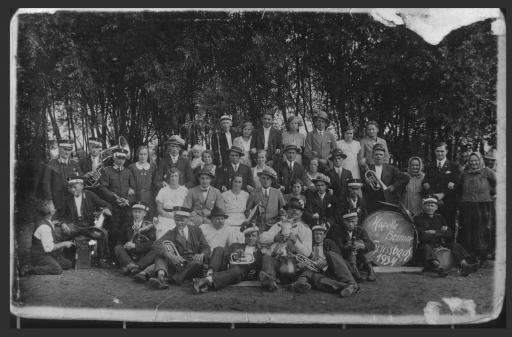 [Anton Schweee und Musikanten mit Kirchweihgesellschaft, Grusbach 1934]