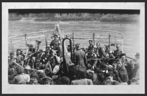 [Anton Schwee als Militärmusiker auf der Donau, 1943]