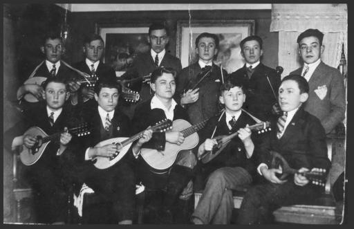 [Untersiemau: Mandolinenclub mit Erich Illein, circa 1928]