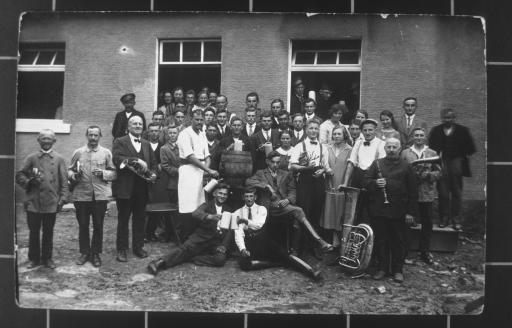 [Kapelle Wurzer, Flachslanden, in Rappenau vor dem Gasthaus Engelhardt, 1925]