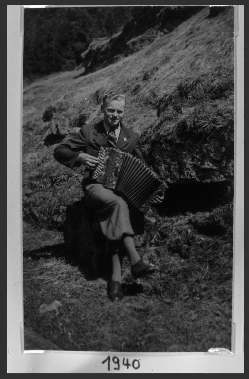 [Johann Schwemmer mit Harmonika, Kirchtalmühle 1940]