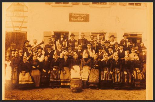 [Festgesellschaft mit Musik in Pfofeld 1904]