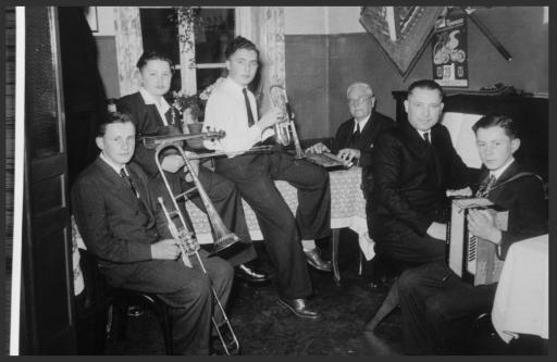 [Hausmusik im Hause Schmidt mit Julius Schmidt (Ippesheim) an Zither, Uffenheim 1950er Jahre]