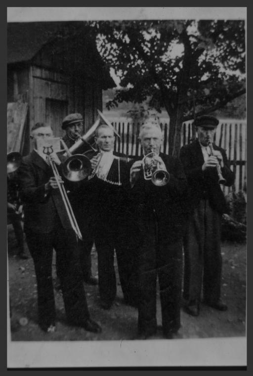 [Die Langenbacher zuhause beim Ständerla spielen, Langenbach 1952]