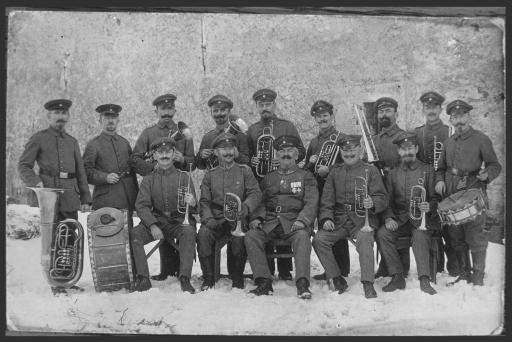 [Musikanten in Uniform, unter ihnen Heinrich Stöhr aus Windsheim]