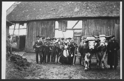 [Die Bullenheimer Musik in Equarhofen am Kirchweihmontag]