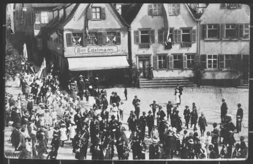 [Max Seidel mit Stadtkapelle Fürst bei der Fahnenweihe des Gesangvereins Frohsinn, Neustadt/A., 1914]