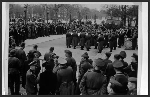 [Max Seidel dirigiert sein 1. Standkonzert in Paris, Januar 1943]