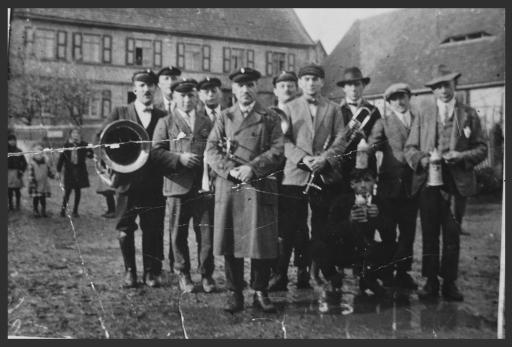 [Windsheimer Musikanten mit David Stöhr an der Klarinette auf Kirchweih in Weigenheim, 1929]