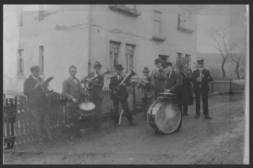 [Siemauer Musikanten beim Kirchweih-Ständchen in Ketschendorf] 