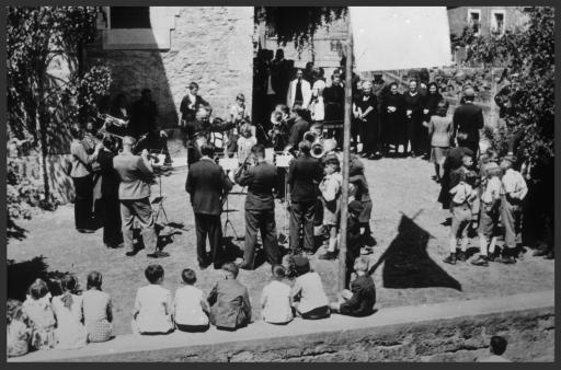 [Standkonzert der Blaskapelle Gülchsheim bei der Wiedereinweihung der Kirche zu Sechselbach]