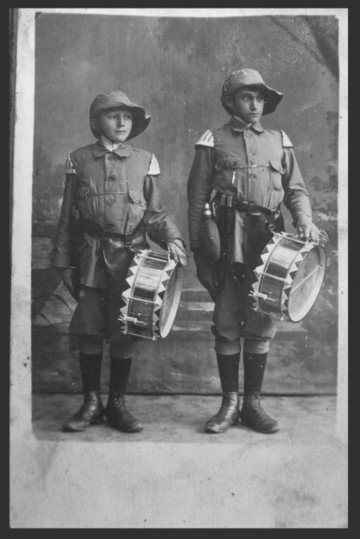 [Zwei Jungen in Uniform mit Trommeln]