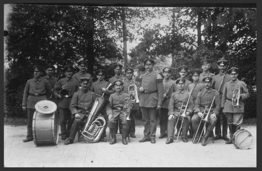 [Miltärkapelle in Uniform mit Instrumenten]