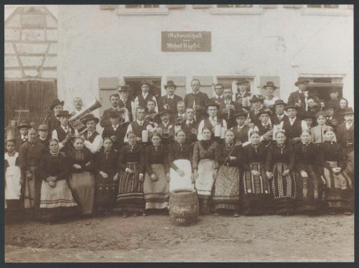 [Festgesellschaft mit Musik in Pfofeld, 1904]