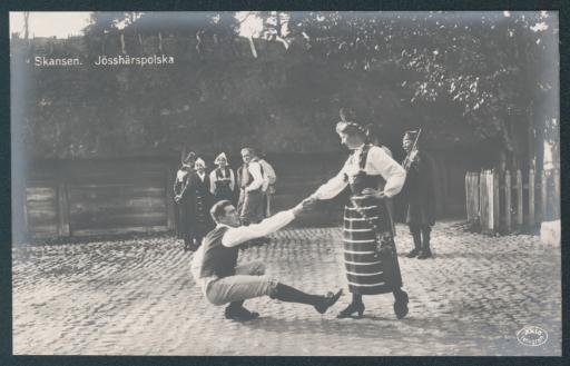 [Pärchen tanzt Jössehäradspolska in Skansen, Stockholm]