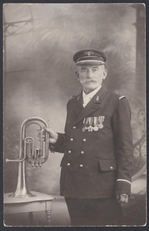 [Musikant in Uniform mit Horn]