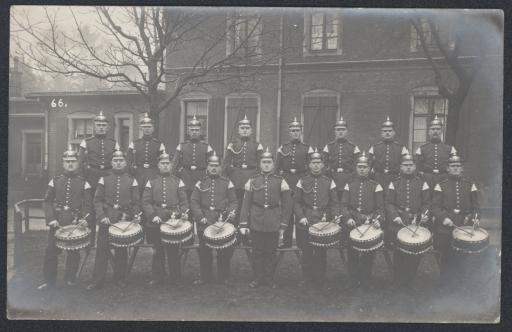 [Militärkapelle mit Marschtrommeln, 1914]