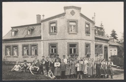 [Gruppe, darunter 2 Jungen mit Handharmonika aus Zwota in Klingenthal]