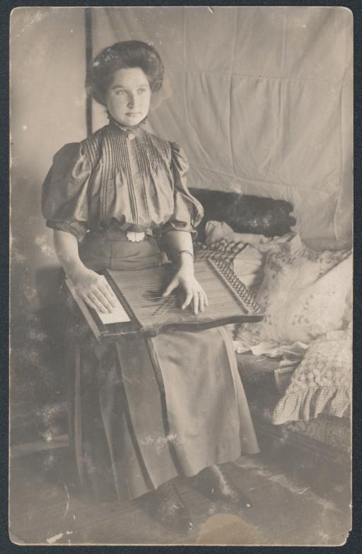 [Nellie Lowe mit Zither]