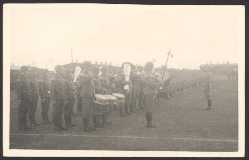 [Soldaten und Militärkapelle bei Appell]