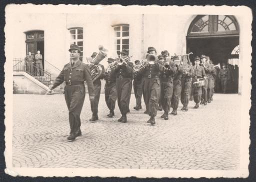 [Militärkapelle vor Haus marschierend, 1952]