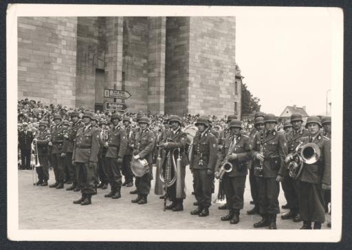 [Militärkapelle bei Festzug]