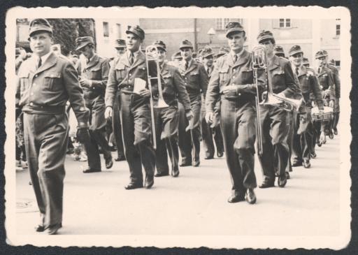 [Militärkapelle bei Festzug]