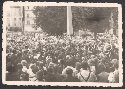 [Standkonzert einer Militärkapelle im Freien]