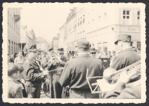 [Standkonzert einer Militärkapelle in Deggendorf]