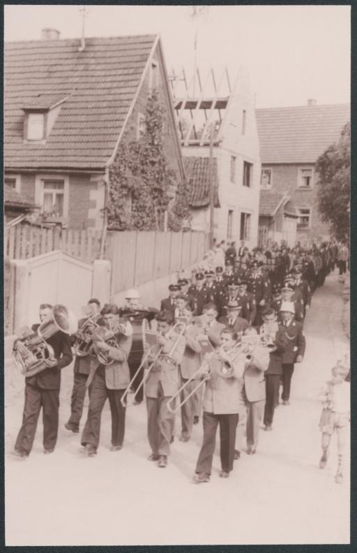 [Festumzug zum 80jährigen Stiftungfest der Feuerwehr Üchtelhausen, 1953]