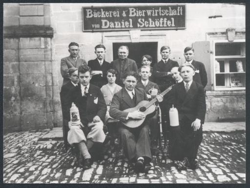 [Wandergruppe vor dem Wirtshaus von Hans Schöffels Großvater, Weidenberg]