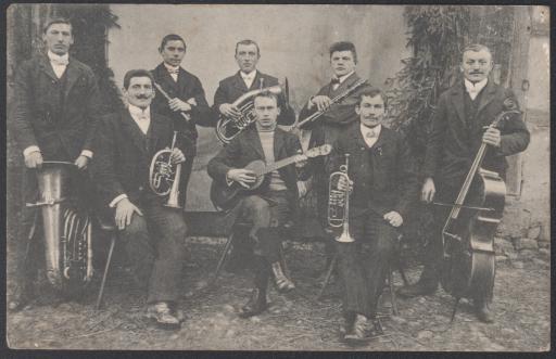 [Musikgruppe mit Instrumenten, 1913]