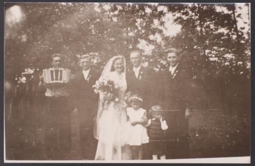 [Hochzeitspaar mit Konzertinaspieler, Gottsfeld, 1950]