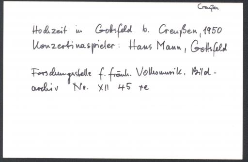 [Hochzeitspaar mit Konzertinaspieler, Gottsfeld, 1950]