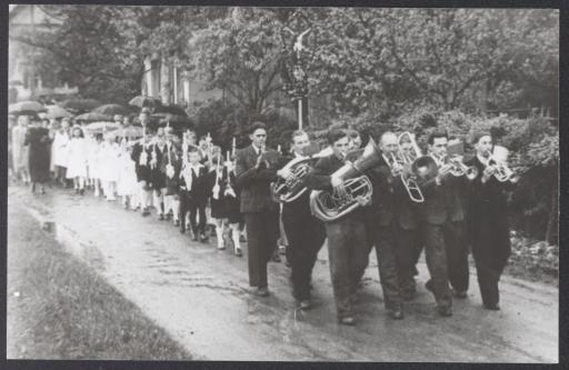 [Bauernkapelle Kirchenpingarten bei Erstkommunion, 1952 oder 1953]