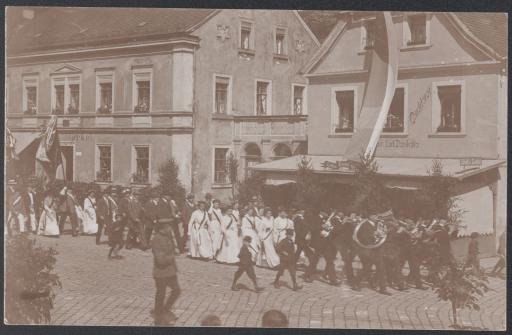 [Kapelle Horlbeck bei Festumzug mit Ehrendamen]